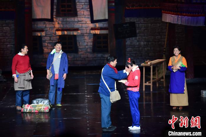 圖為西藏本土話劇《八廓街北院》演出現(xiàn)場。　貢嘎來松 攝