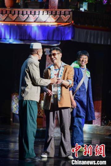 圖為西藏本土話劇《八廓街北院》演出現(xiàn)場?！∝暩聛硭?攝