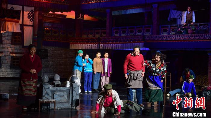 圖為西藏本土話劇《八廓街北院》演出現(xiàn)場?！∝暩聛硭?攝