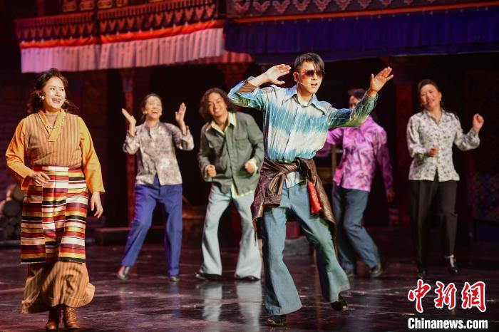 圖為西藏本土話劇《八廓街北院》演出現(xiàn)場?！?攝