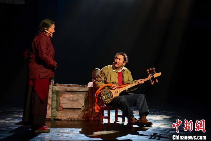 圖為西藏本土話劇《八廓街北院》演出現(xiàn)場?！∝暩聛硭?攝