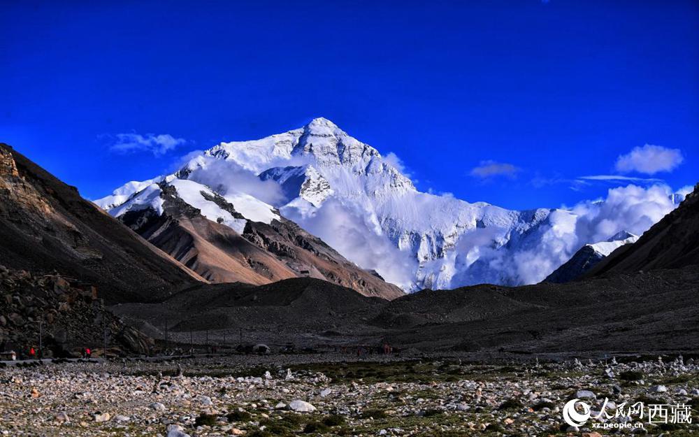 遠(yuǎn)眺珠穆朗瑪峰。
