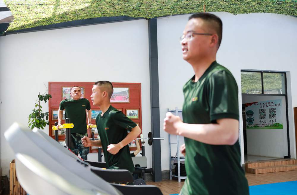 官兵正在新配發(fā)的跑步機(jī)上運(yùn)動。