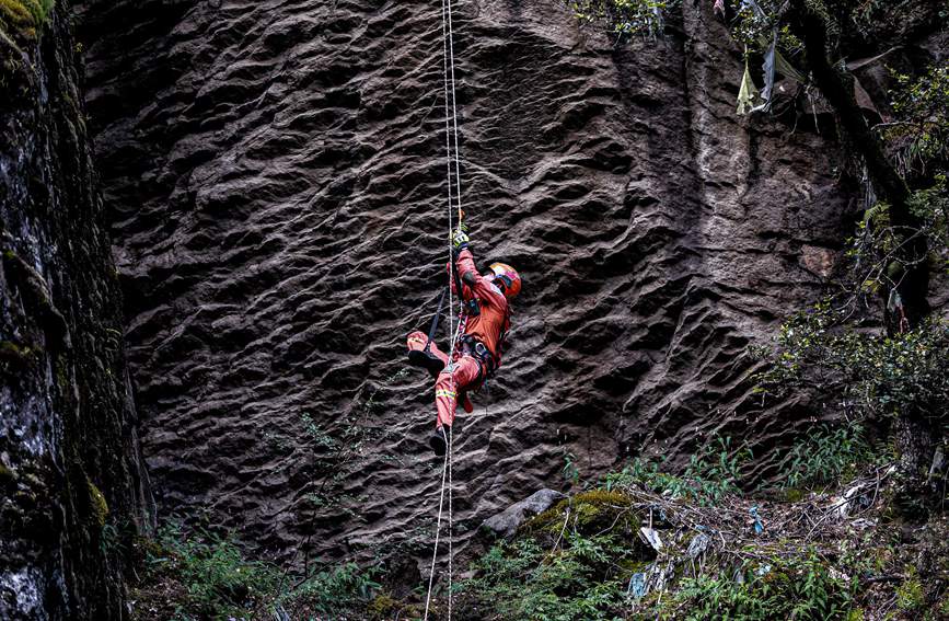 救援實戰(zhàn)訓練中，消防員垂直攀爬。西繞拉翁攝