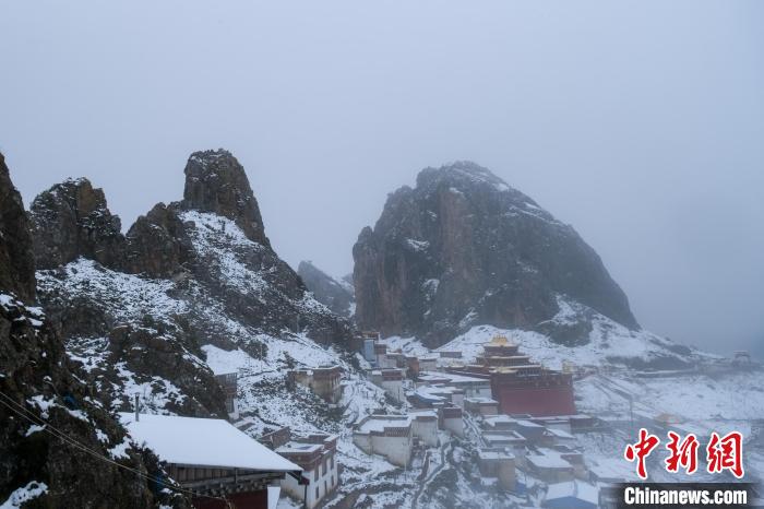 雍仲苯教孜珠寺風(fēng)光?！〗w波 攝