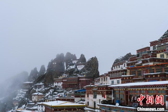 云霧環(huán)繞的孜珠寺。　江飛波 攝