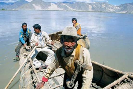 1圖 拉薩渡口的牛皮船。圖片來(lái)源《中國(guó)西藏》雜志.jpg
