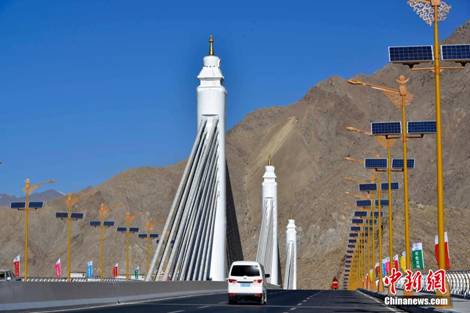 9圖 2013年11月27日納金大橋通車(chē)儀式。圖片來(lái)源：中新社。.jpg