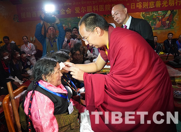 3圖 十一世班禪為益西拉姆（左一）揭紗。攝影：王淑.JPG