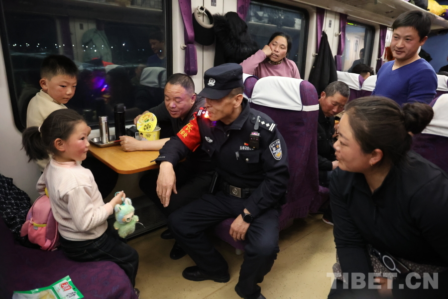 乘警長左紅彬在巡視車廂間隙，向攜帶兒童的旅客專門叮囑安全注意事項。.JPG