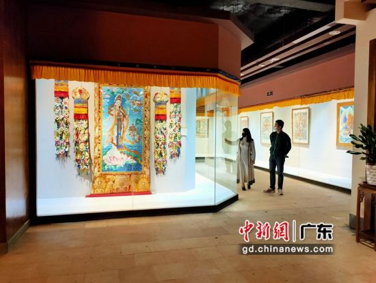 80余幅國家級非遺大師希熱布唐卡作品東莞展出。圖為展出的唐卡作品色澤鮮艷(徐倩 攝)