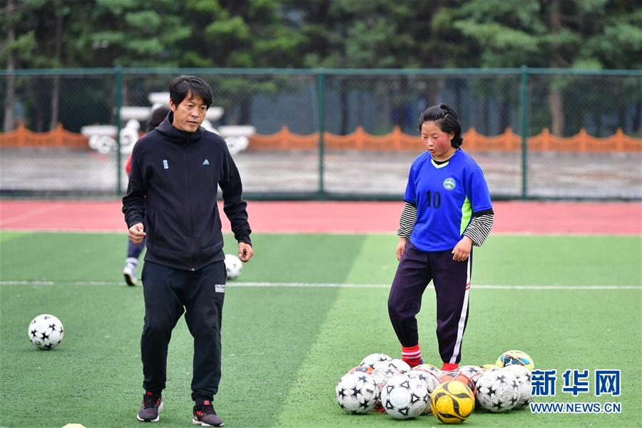 （體育·專題）（17）足球——踢球吧！草原女孩