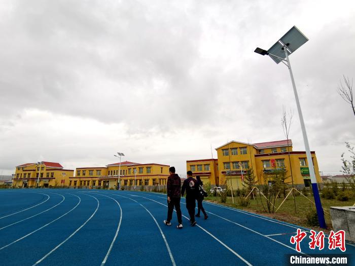 青海草原上的新村落：扶貧政策“照”在我的家，“暖”著我的心