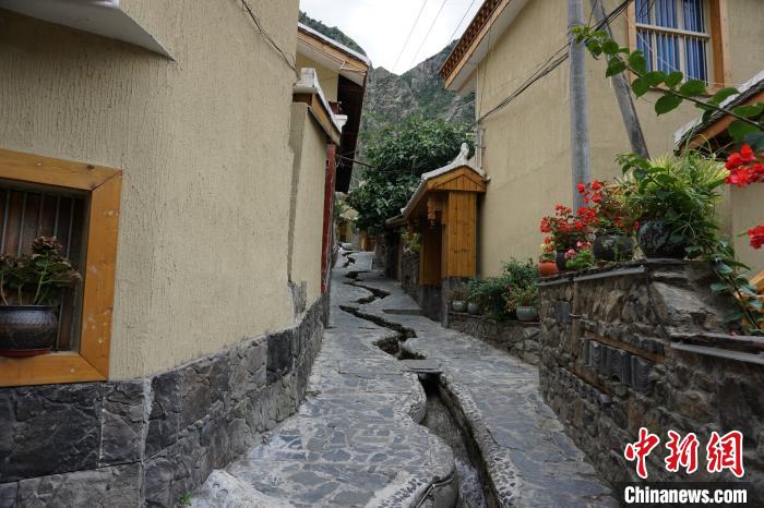 沿溪流分布的若吉村民宿?！∽g 攝