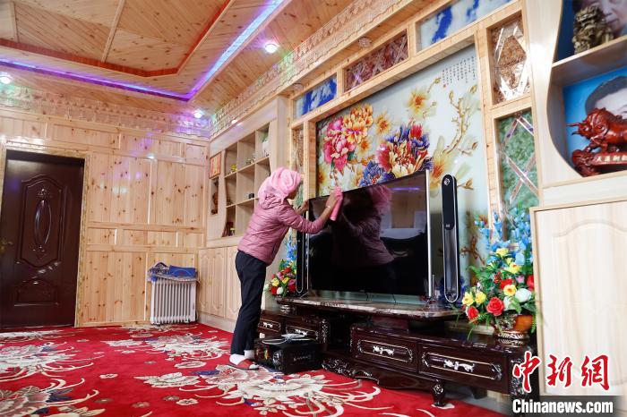 圖為做家務的項青達杰妻子。　馬銘言 攝