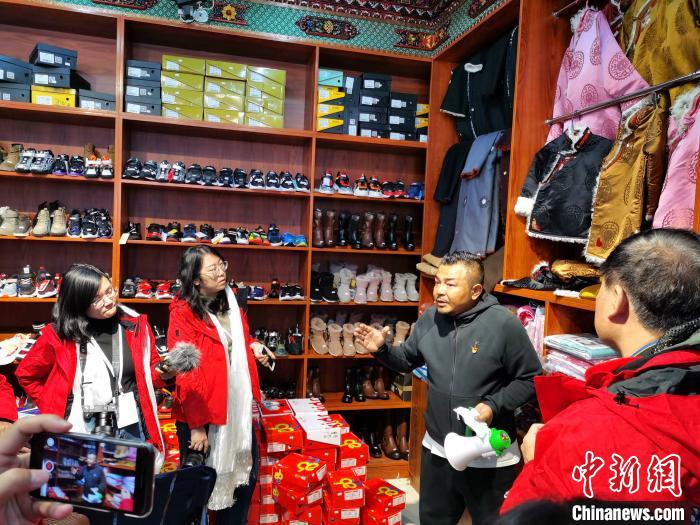 圖為中外媒體在玉樹州玉樹市甘達(dá)村采訪?！?zhí)砀?攝