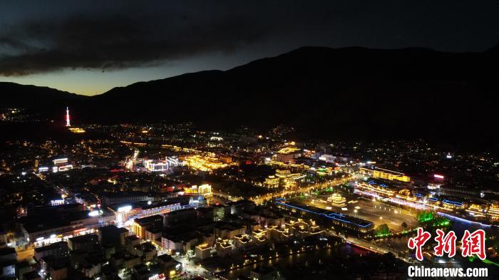 圖為玉樹市城市建設(shè)。　蘇丹 攝