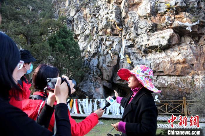 圖為中外媒體在玉樹州玉樹市采訪文旅融合情況?！?zhí)砀?攝