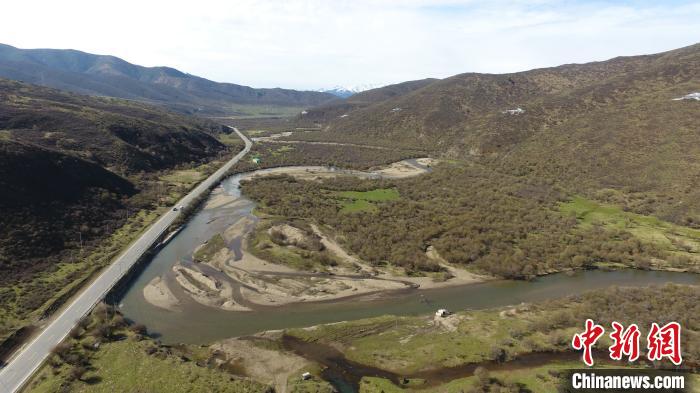 久馬高速沿線地貌。四川交投藏高公司供圖