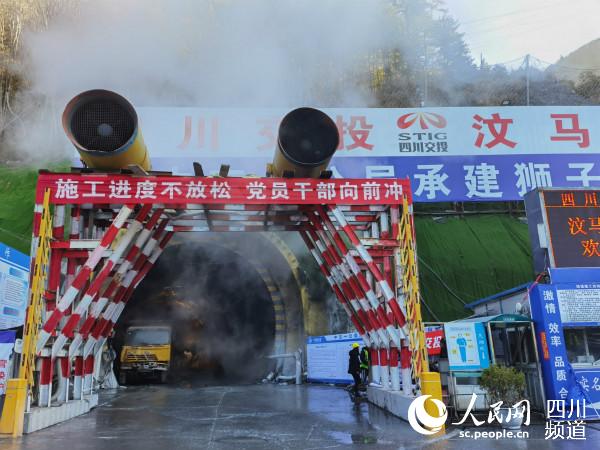 獅子坪隧道口。郭瑩 攝