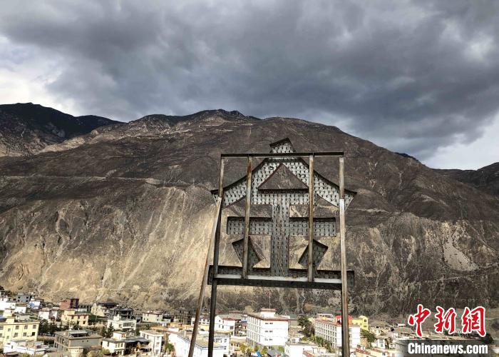 圖為處在山巒腳下的奔子欄?！】姵?攝