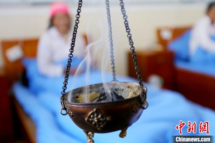 圖為藏醫(yī)熏藥療法?！「哒?攝