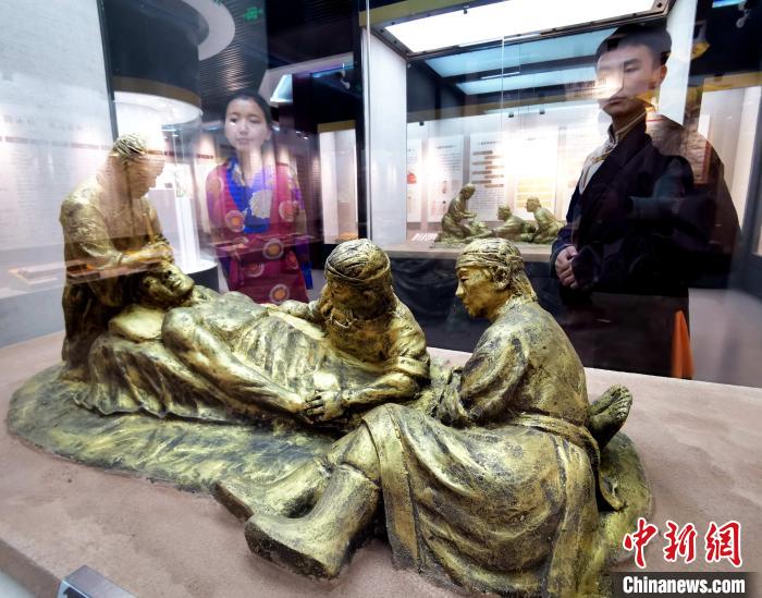 圖為模擬的藏醫(yī)眼科手術(shù)場(chǎng)景?！?zhí)砀?攝