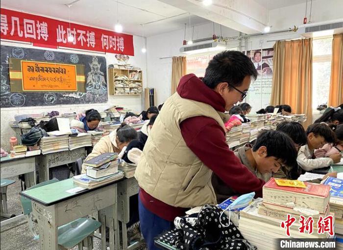 學(xué)生在免費(fèi)輔導(dǎo)班上課?！∧岈敵?攝