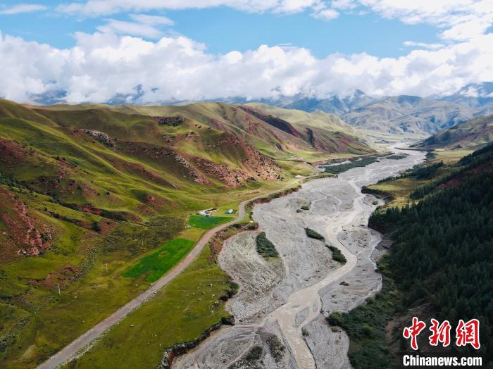 資料圖為祁連山國(guó)家公園青海片區(qū)?！±罱瓕?攝