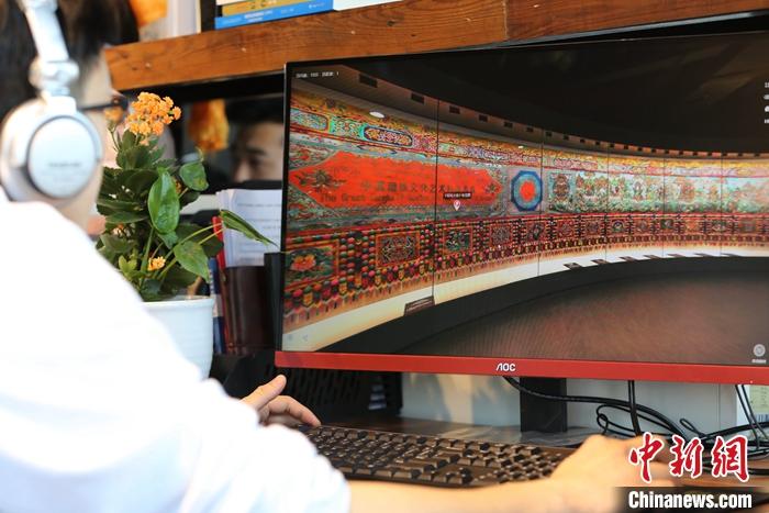 2月23日，青海西寧，市民利用VR瀏覽長達608米的《中國藏族文化藝術(shù)彩繪大觀》。農(nóng)歷辛丑牛年新年“巧遇”藏歷鐵牛新年，青海高原農(nóng)牧民特別是生活在城市的藏族民眾，正享受從“流口水”的糌粑到“鎮(zhèn)館之寶”VR體驗的味覺、視覺“大餐”之變。<a target='_blank' ><p  align=