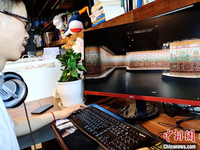 2月23日，青海西寧，市民利用VR瀏覽長達(dá)608米的《中國藏族文化藝術(shù)彩繪大觀》。農(nóng)歷辛丑牛年新年“巧遇”藏歷鐵牛新年，青海高原農(nóng)牧民特別是生活在城市的藏族民眾，正享受從“流口水”的糌粑到“鎮(zhèn)館之寶”VR體驗的味覺、視覺“大餐”之變。<a target='_blank' ><p  align=