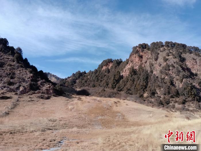 圖為坎布拉外圍地區(qū)的古火山口。孫揚(yáng)益 供圖 孫揚(yáng)益 供圖 攝