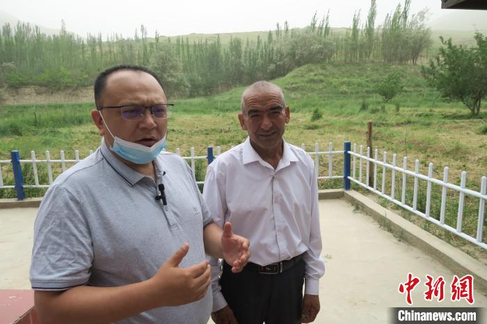 圖右為普魯村當年迎接進藏先遣連入村的見證者后代西日普·依布地?！畛坛?攝