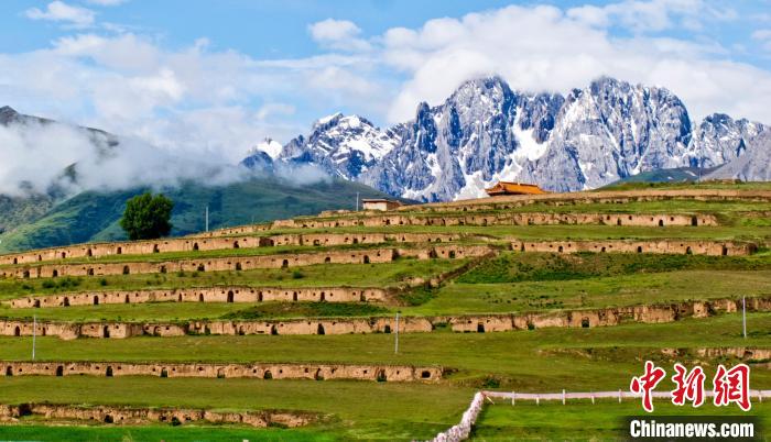 十八軍甘孜窯洞群?！⒅铱?攝