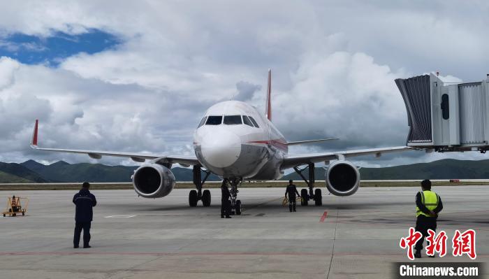 康定機場一架航班降落?！⒅铱?攝