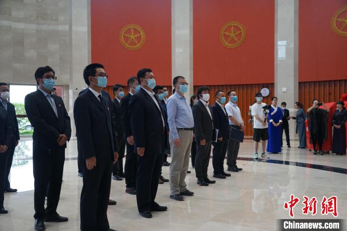 圖為掛牌儀式現(xiàn)場?！∨擞隄?攝