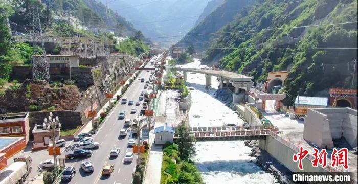 郭達(dá)山隧道進(jìn)口實(shí)況。　康巴傳媒供圖