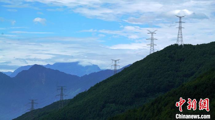甘蜀改500千伏線路二郎山上架線施工現(xiàn)場?！∽T謝陽 攝