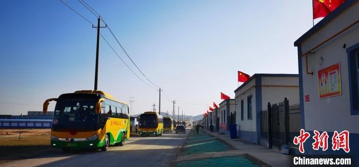 圖為搬遷民眾抵達安置區(qū)?！∥航ㄜ?攝