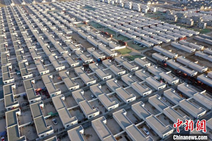 圖為蘭州新區(qū)移民安置區(qū)。　丁凱 攝