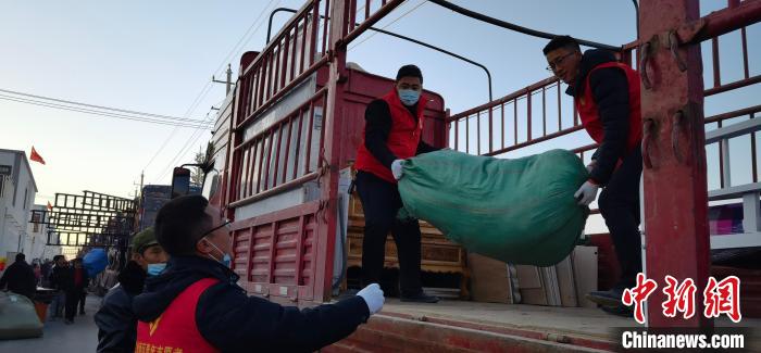 圖為志愿者幫忙搬運家具等物資?！∥航ㄜ?攝