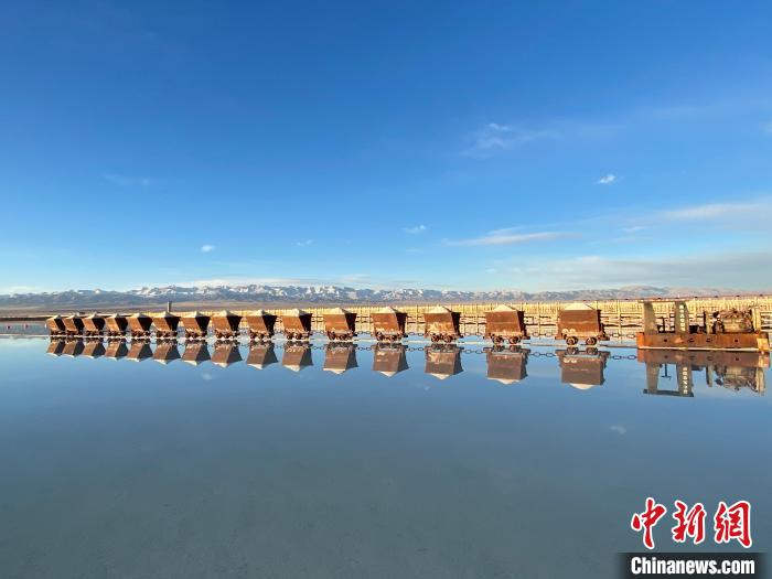 圖為小火車倒影在湖中，湖面如圖明鏡一般?！●R翔 攝