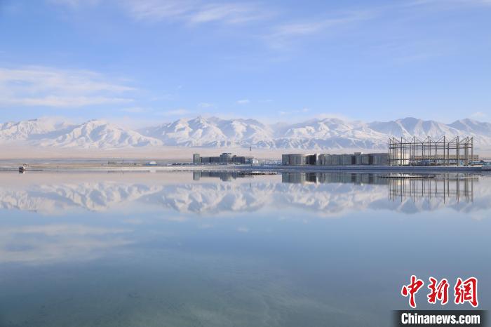 圖為鹽湖景色?！●R翔 攝