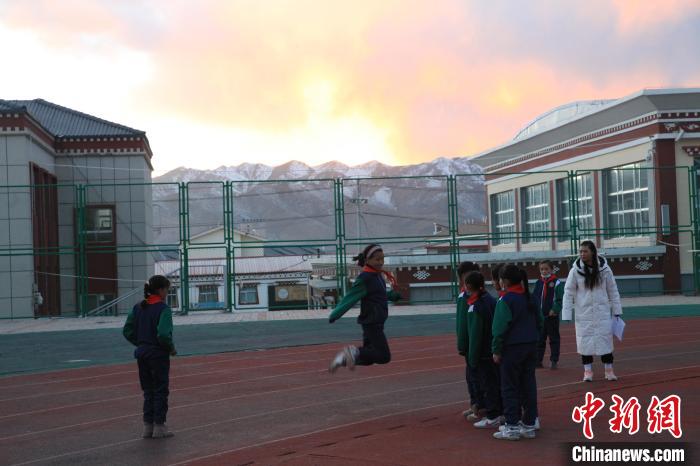 圖為學(xué)生們開(kāi)展社團(tuán)活動(dòng)。　胡貴龍 攝