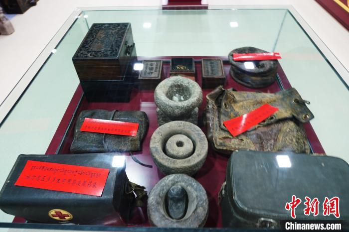 圖為藏醫(yī)傳統(tǒng)制藥石鍋石槽。　馬銘言 攝