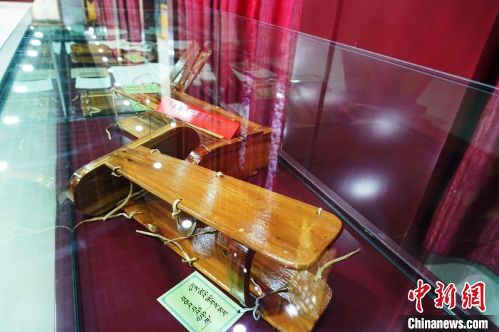 圖為藏醫(yī)外治骨科夾板?！●R銘言 攝