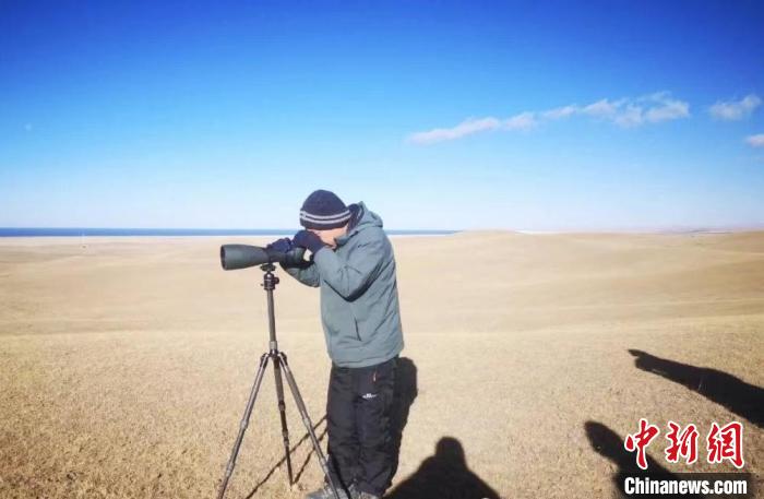 圖為工作人員正在進行監(jiān)測。　青海湖景區(qū)保護利用管理局供圖