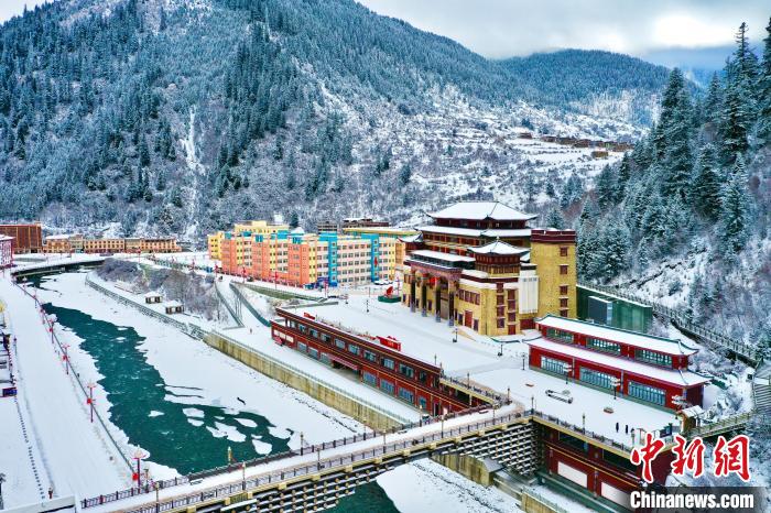 壤塘的雪后美景?！∪捞量h融媒體中心供圖
