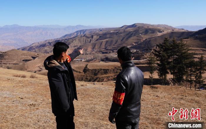 圖為桑杰加(左)和同事望向遠方?！●R銘言 攝