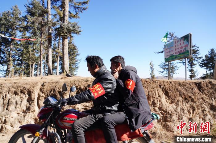 圖為同事騎摩托車載著桑杰加(后)前往林場?！●R銘言 攝